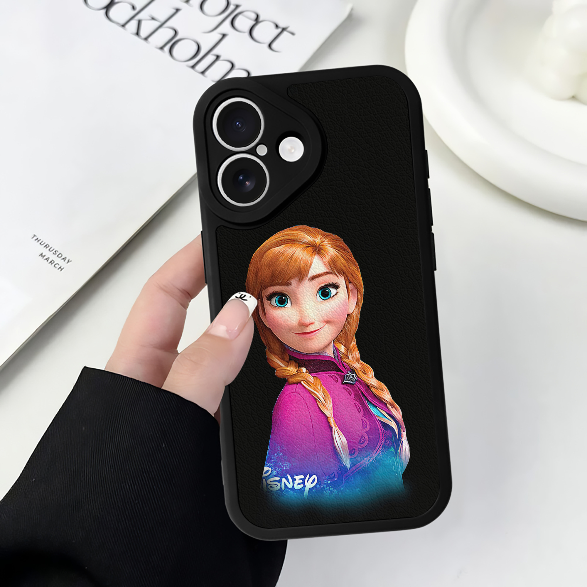 （画像用） アナと雪の女王 アンナ エルサ Frozen Anna Elsa 【iPhone 16シリーズ対応】シリコンスマホケース（レザー調） 材質：シリコン